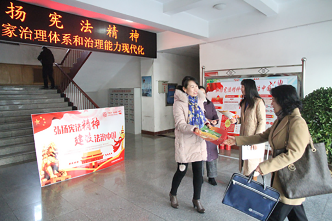 FT[19EP[G$W~135HX$F<p>　　為深入貫徹落實(shí)中央、省、局關(guān)于國(guó)家憲法日宣傳周指示精神，12月4日上午，地調(diào)院開展了以主題為&ldquo;弘揚(yáng)憲法精神，推進(jìn)國(guó)家治理體系和治理能力現(xiàn)代化&rdquo;的憲法知識(shí)宣傳活動(dòng)。</p>
<p>　　在機(jī)關(guān)一樓電子屏播放&ldquo;弘揚(yáng)憲法精神，推進(jìn)國(guó)家治理體系和治理能力現(xiàn)代化&rdquo;宣傳主題，制作擺放3塊憲法知識(shí)宣傳展板，在平陽(yáng)路辦公區(qū)發(fā)放憲法知識(shí)宣傳單。</p>
<p></p>
<p>　　通過(guò)此項(xiàng)活動(dòng)，機(jī)關(guān)干部職工學(xué)習(xí)了憲法知識(shí)，學(xué)習(xí)了習(xí)近平總書記全面依法治國(guó)的新理念、新思想、新戰(zhàn)略。為激勵(lì)黨員干部帶頭維護(hù)和忠于憲法的憲法意識(shí)、責(zé)任意識(shí)，提高政治站位，牢記初心使命，牢牢把握正確的政治方向和輿論導(dǎo)向，營(yíng)造了學(xué)法、用法、尊崇憲法的濃厚氛圍。</p>
<p></p>
<p>　　<p style=